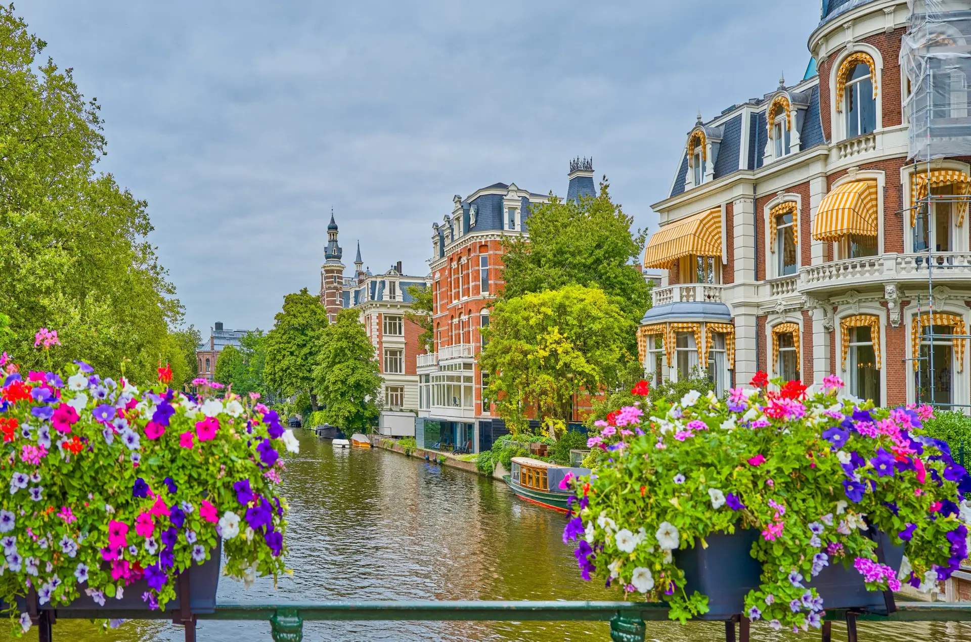 Luxuriöse Stadtansicht von Amsterdam – internationale Destination für stilvolle Highclass Reisebegleitung