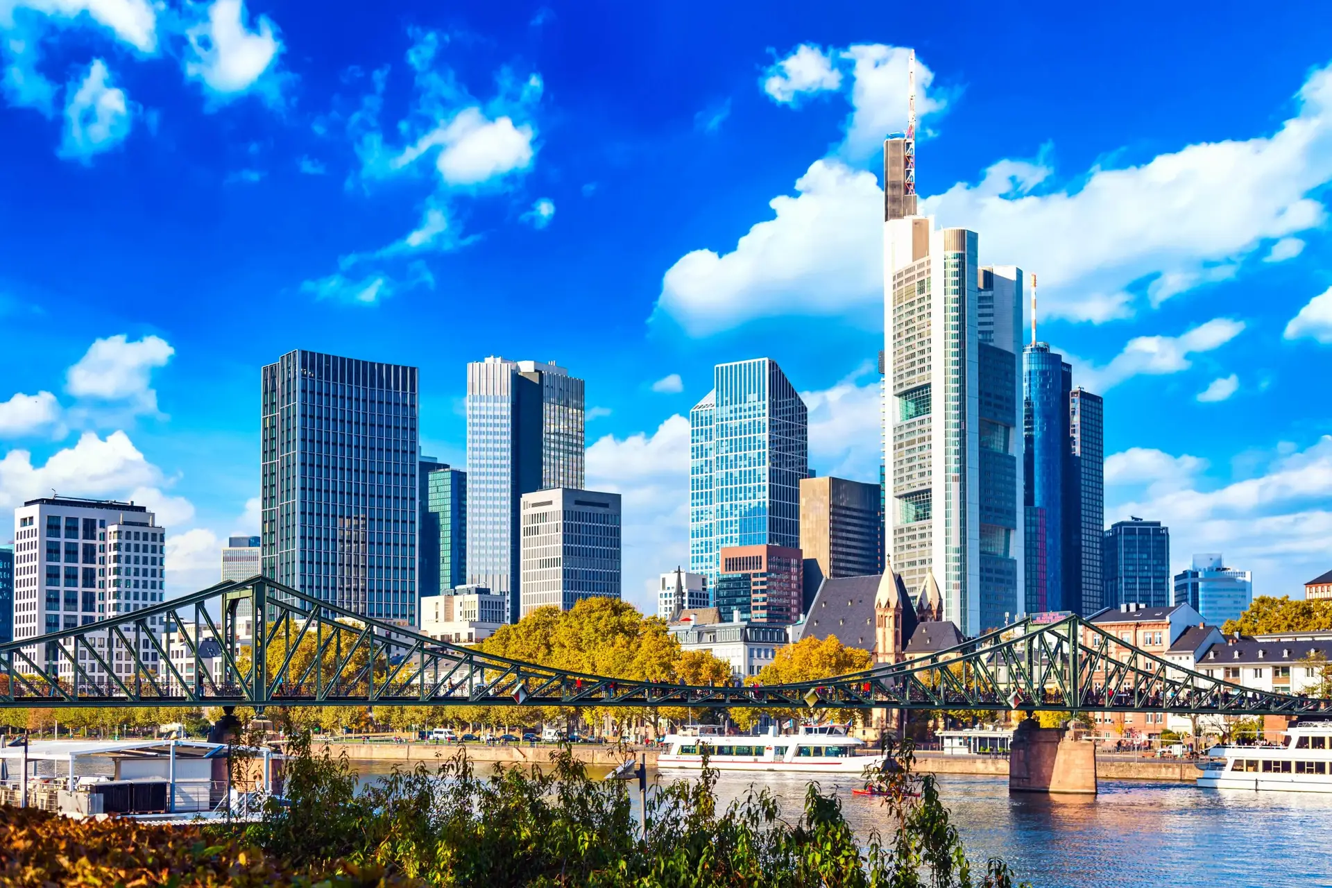 Moderne Skyline von Frankfurt – internationale Finanzmetropole für exklusive Highclass Begleitung