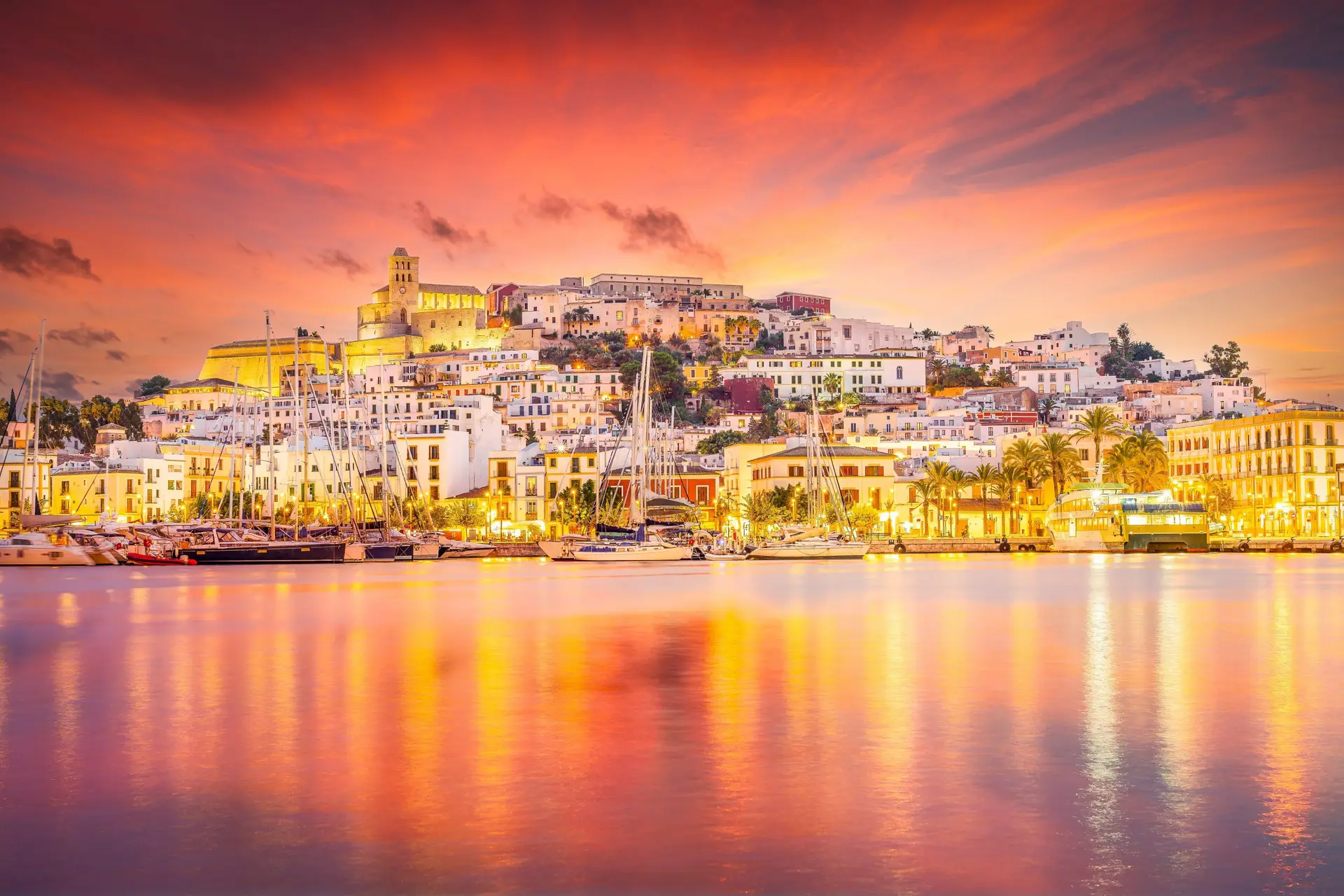 Küstenansicht von Ibiza – exklusive Mittelmeer-Destination für luxuriöse Highclass Reisebegleitung