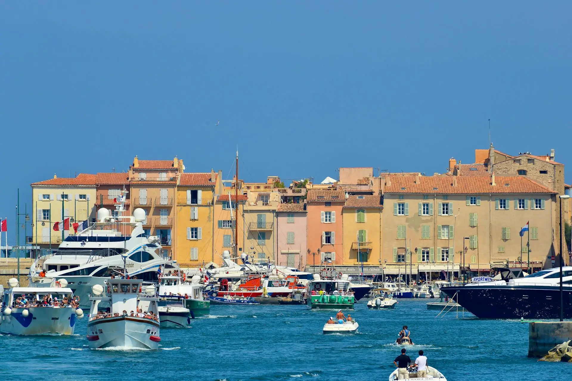 Exklusive Küstenansicht von St. Tropez – internationale Luxusdestination für Highclass Begleitung und gehobenen Lifestyle